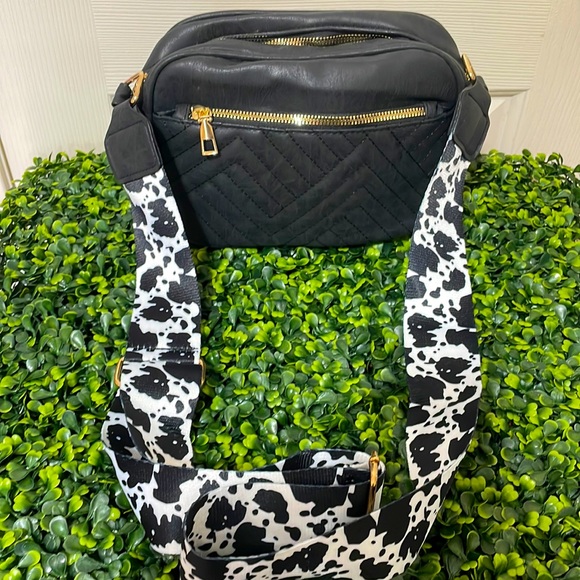 Handbags - 🎉❤️ Julice Black Crossbody Purse Black White Cow Print Detachable Purse Strap
